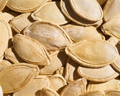 široký pohľad na tekvicové jadierka v miske