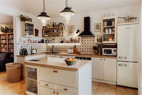 Štýlové domáce prostredie s útulnou atmosférou a rodinou pri spoločnom jedle.