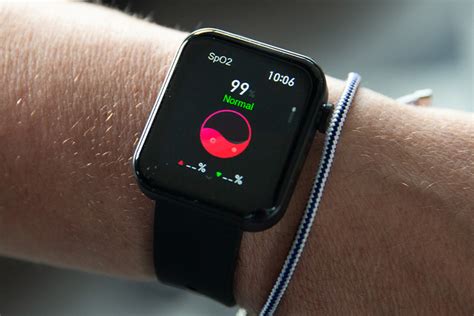 Športovec používa moderné fitness hodinky počas behu.