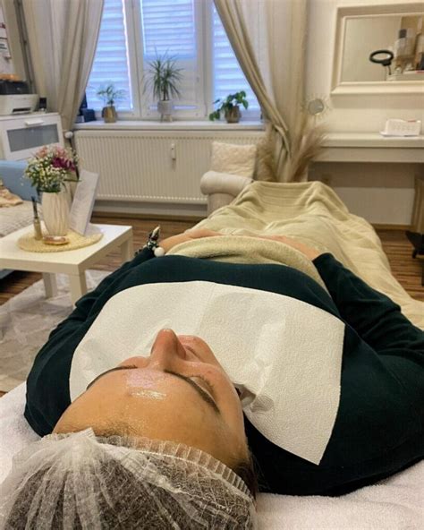 Žena v modernom kozmetickom salóne s prístrojom na ošetrenie pleti