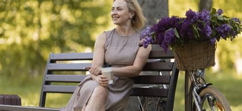 žena prijemne kráčajúca v parku