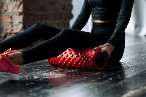 Žena používa foam roller na svaly zadku