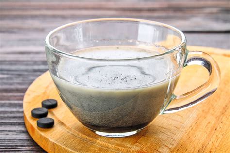 Šálka s nápojom zo zelenej kávy, ktorá má svetlejšiu farbu ako klasická káva