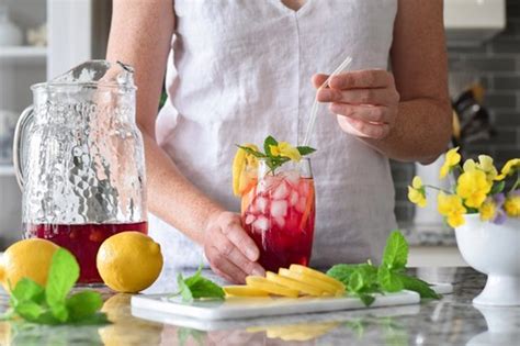 ikony reprezentujúce zdravú stravu, cvičenie a dostatok tekutín