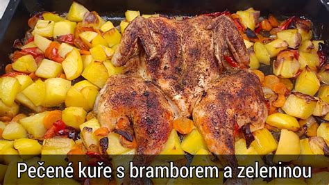 fotografia pečeného kurčaťa so zeleninou v pekáči