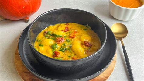 tanier s duseným morčacím mäsom a zeleninovým kuskusom