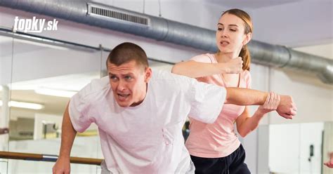 Ilustračná fotografia muža cvičiaceho v posilňovni