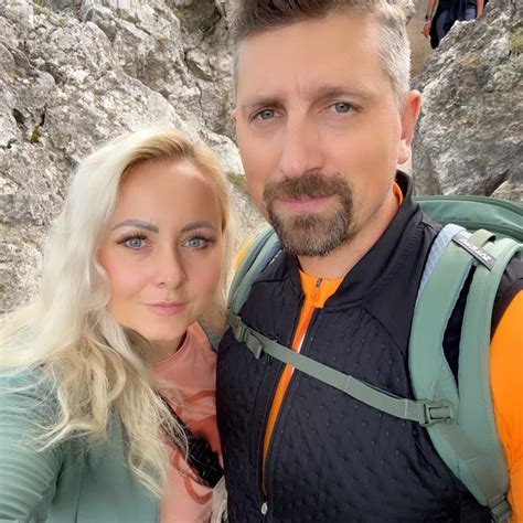 Ilustrácia osoby, ktorá ide na prechádzku v parku.