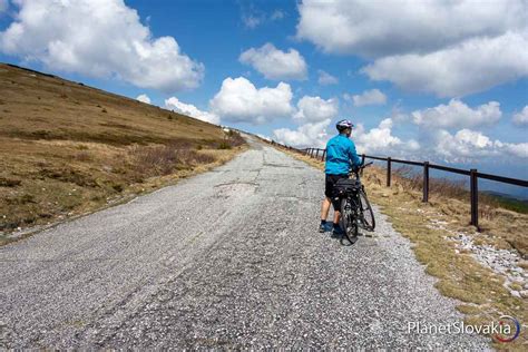 Osoba jazdiaca na horskom bicykli v teréne.