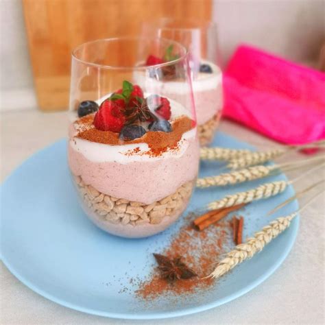 Farebné smoothie v poháriku s ovocnou ozdobou
