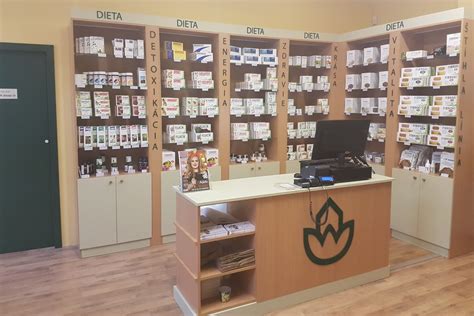 Interiér výživovej poradne Naturhouse v Pezinku s poradcom a klientom