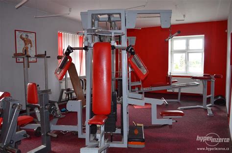 Ilustračná fotografia zobrazujúca rôzne stroje a činky vo fitness centre.