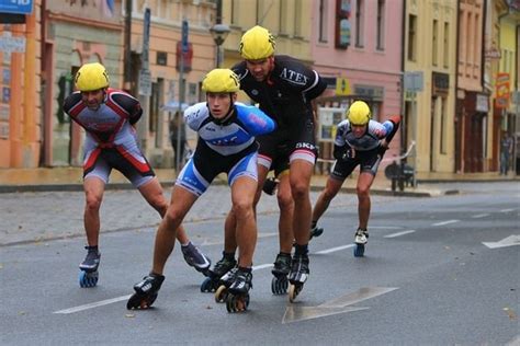 Ilustračná fotografia osoby jazdiacej na inline korčuliach v parku