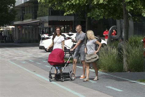 žena s bábätkom na prechádzke v parku