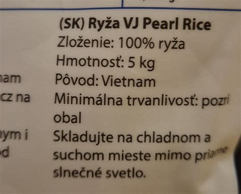 Obrázok porovnávajúci nutričné hodnoty varenej ryže a varených zemiakov na 100g.