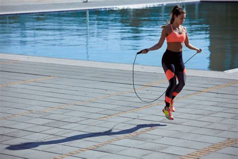 žena skáče cez švihadlo
