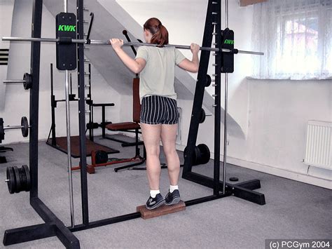 žena vykonávajúca výpony na lýtka