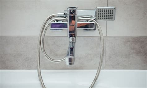 Obrázok zobrazujúci muža, ktorý si dáva rannú studenú sprchu, ako symbol posilňovania vôle.