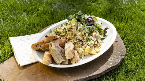 Tanier s teplým šalátom z pečeného karfiolu a kúskom grilovaného mäsa.