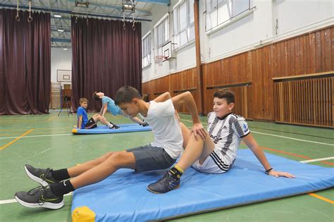 Ilustračné foto dynamického cvičenia vo fitness centre