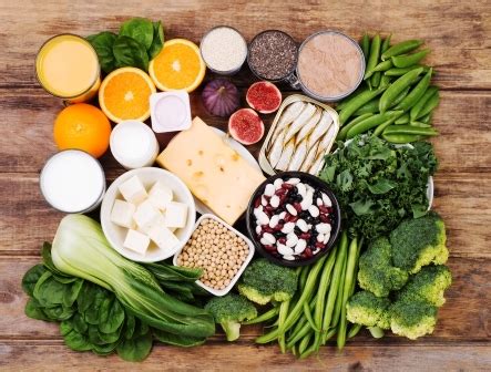 Infografika znázorňujúca potraviny bohaté na vápnik a vitamín D