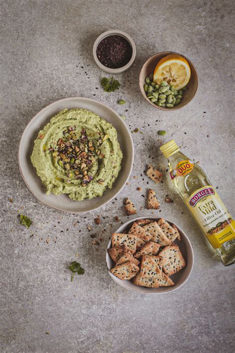 Konzerva s olivovým olejom, miska s orechmi a bobuľovým ovocím.