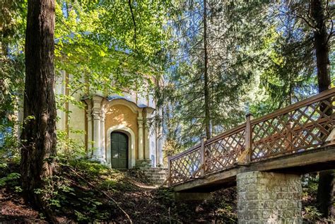 Páv v areáli kaštieľa