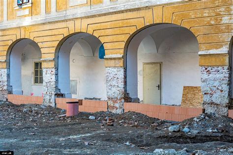 Zničená fasáda kaštieľa