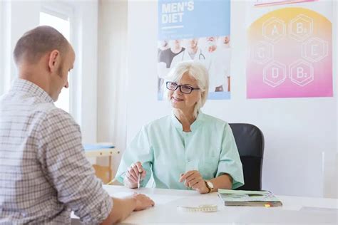 Ilustrácia zobrazujúca tímovú prácu odborníkov (lekár, nutričný terapeut, fyzioterapeut, psychológ) pri liečbe obezity.