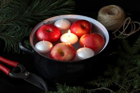 Ilustrácia znázorňujúca rituál s horiacimi sviečkami a krištáľovou misou