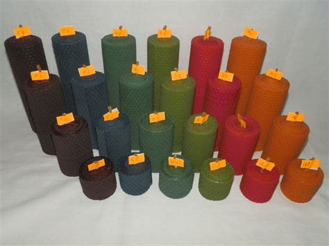 Ilustrácia znázorňujúca farebné sviečky a krištáľovú misu s vodou