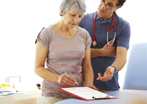 ilustračná fotografia lekára počúvajúceho srdce pacienta