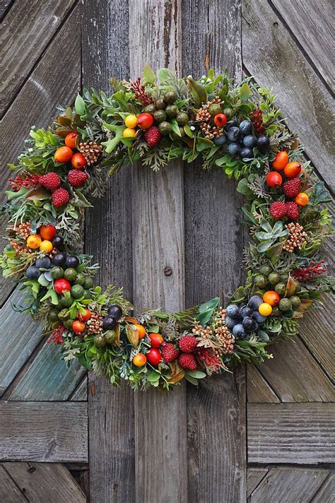 farebná miska plná lesných plodov a orechov