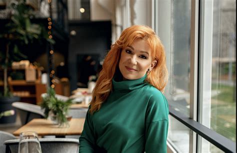 Helena Krajčiová v elegantných šatách zvýrazňujúcich jej postavu