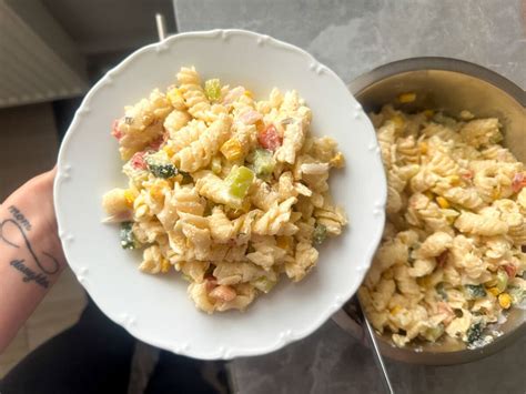 Farebný šalát s rôznymi druhmi zeleniny, orechmi a avokádom