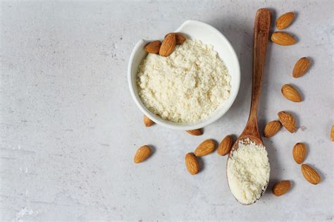 Ilustrácia rôznych druhov paleo múk (mandľová, kokosová, manioková, ľanová)