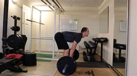 muž vykonávajúci mŕtvy ťah s činkou