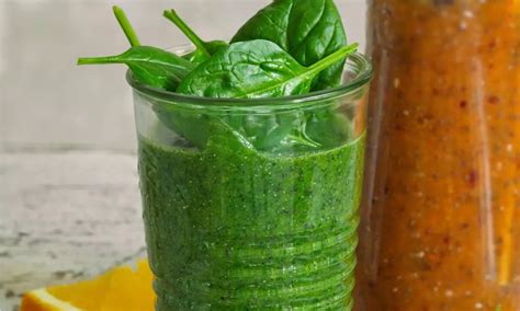 Farebné smoothie v pohári s ovocím a zeleninou