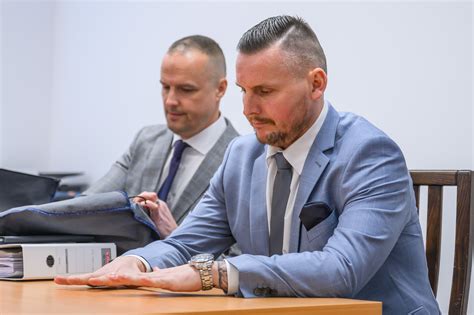 Ilustračná fotografia človeka pri konzultácii s trénerom